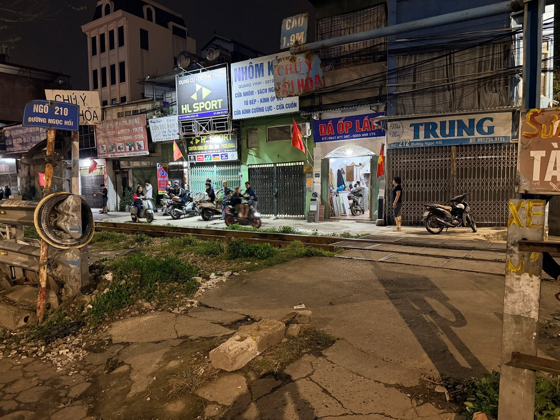 Hà Nội: Tàu hỏa va chạm với xe máy khiến 1 người tử vong